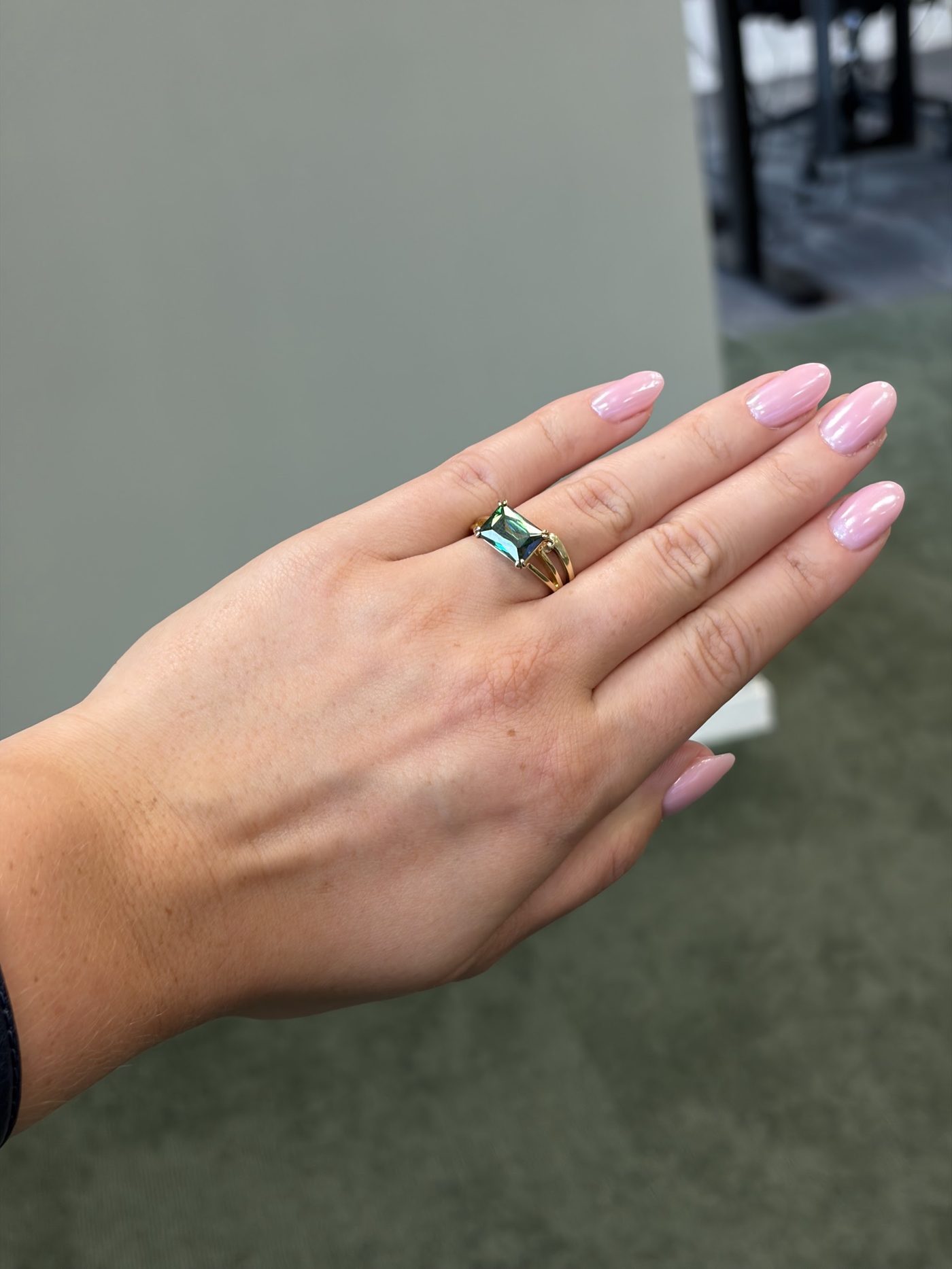 Roze amandelvormige BIAB-nagels met een ring
