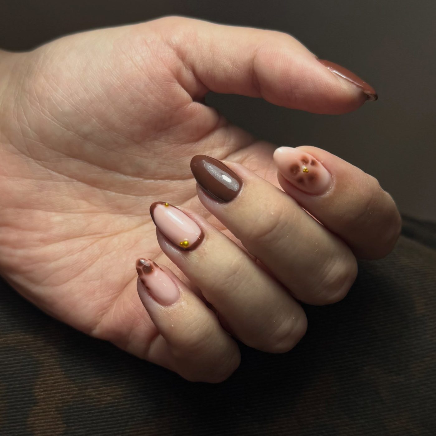Herfstdesign: bruine en nude amandelnagels met kleine details