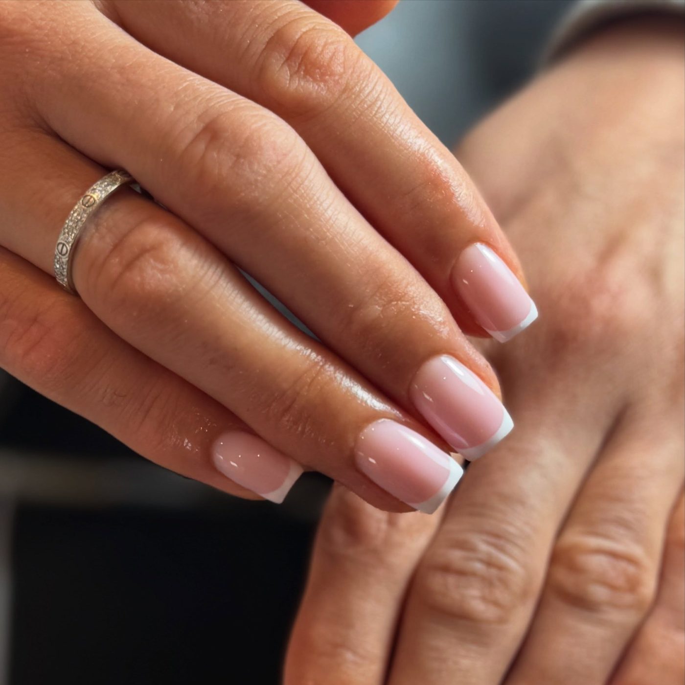 Glanzende french manicure op natuurlijk roze nagels